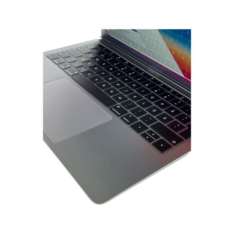 Skolecomputer - Apple MacBook Air (M1, 2020)Space Gray - 13.3", 1680X1050" - CPU: M1 8-Core - GPU: M1 7-Core - 256 SSD - 8 GB ram - Okay Stand