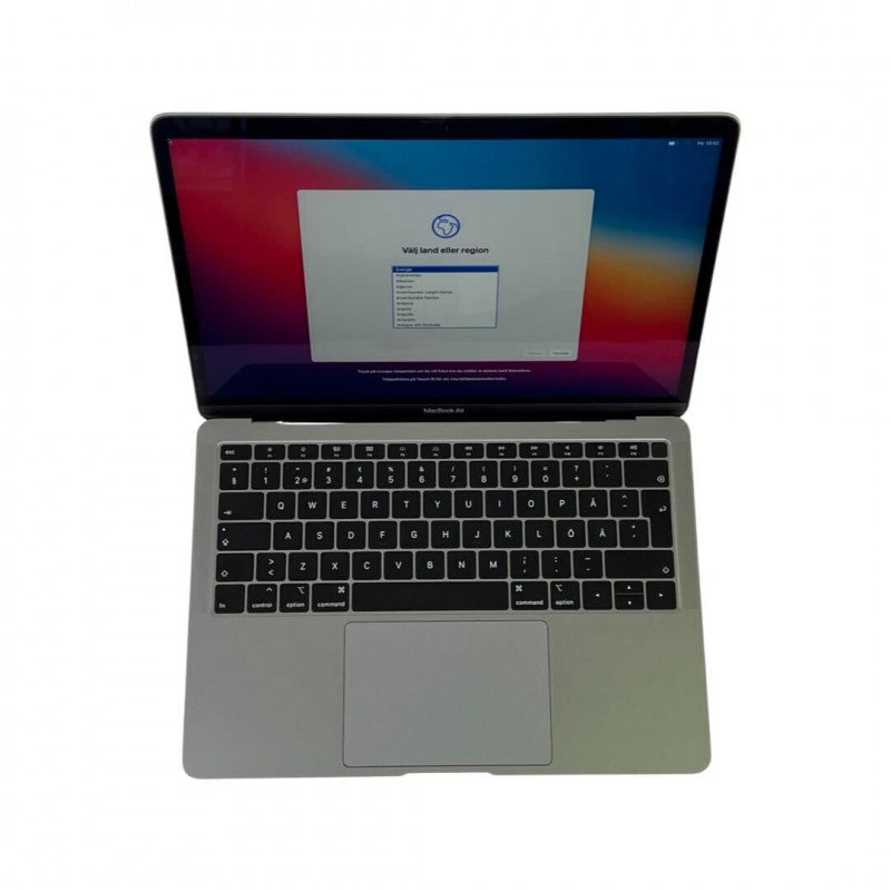 Skolecomputer - Apple MacBook Air (M1, 2020)Space Gray - 13.3", 1680X1050" - CPU: M1 8-Core - GPU: M1 7-Core - 256 SSD - 8 GB ram - Okay Stand